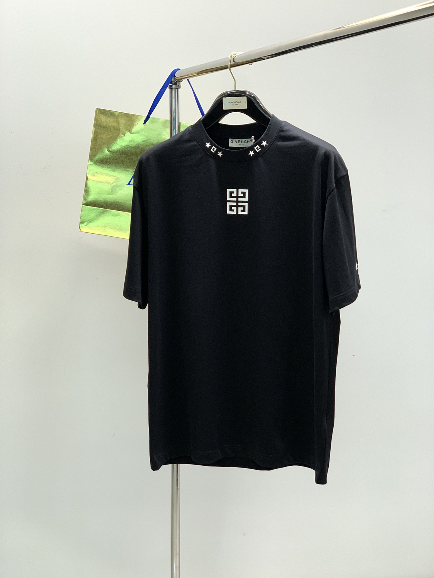 NO:138410,,Givenchy Givenchy, the latest summer products, special counters are available at the same time, original singles, fashionable and casual round neck short-sleeved T-shirt, imported original fabric, top-grade printing craft letter pattern decoration logo, extremely high grade, comfortable and versatile, handsome and stylish on the upper body, 2 colors recommended, code number M-3XL,,givenchy,givenchy,T-shirt,tees,t-shirt,alexander wang19860909,Givenchy 纪梵希,夏季最新品,专柜同步有售,原单狠货,时尚休闲圆领短袖T恤,进口原版面料,顶级印花工艺字母图案装饰logo,档次极高,舒适百搭,上身帅气有型,2色推荐,码数M-3XL,,givenchy,givenchy,T-shirt,tees，t-shirt,alexander wang,Men's clothing