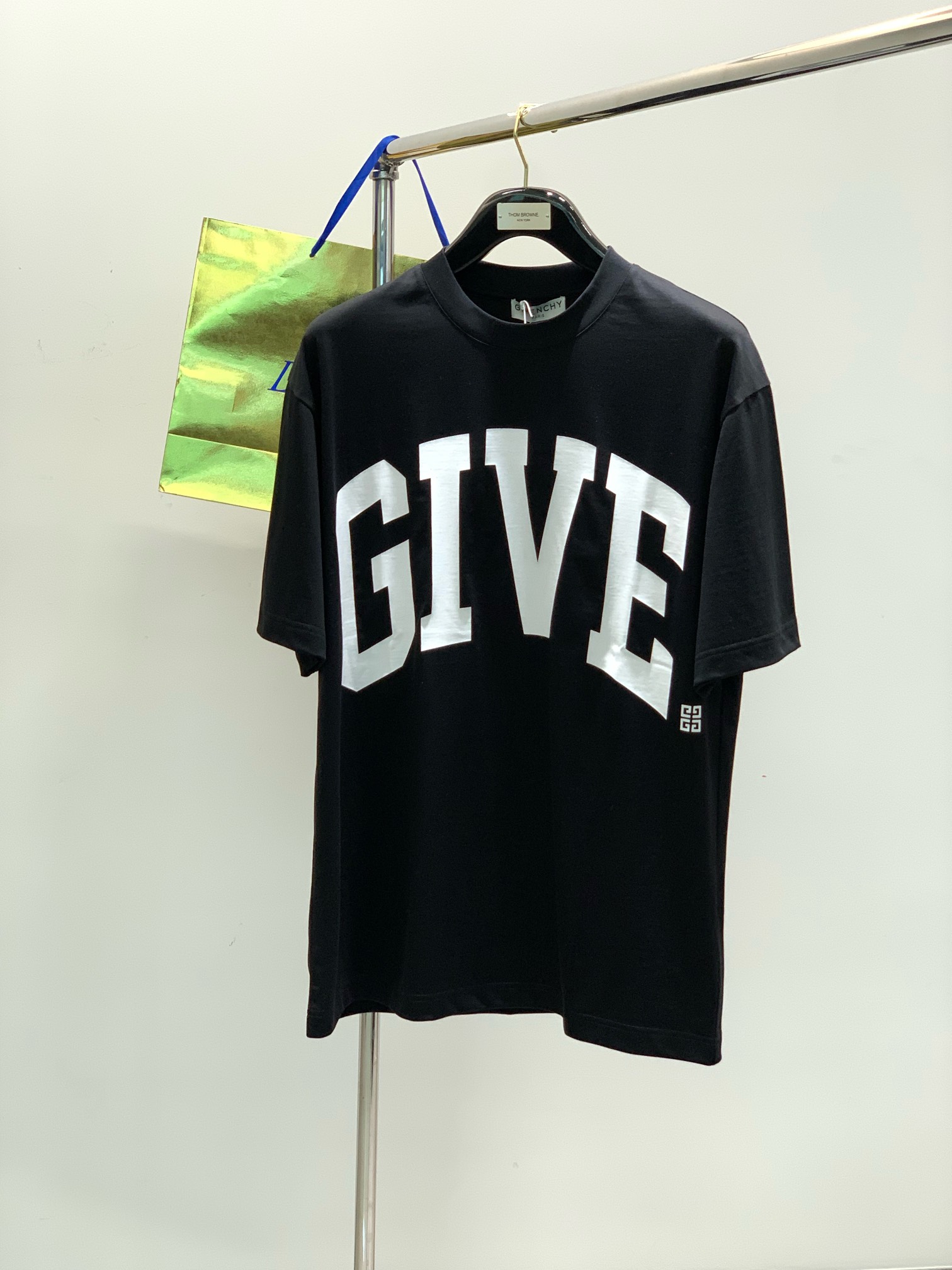 NO:138484,,Givenchy Givenchy, the latest summer products in 2025, available at the counter at the same time, original singles, fashionable and casual round neck short-sleeved T-shirt, imported original fabric, top-grade printing craft letter pattern decoration logo, extremely high grade, comfortable and versatile, handsome and stylish on the upper body, 2 colors recommended, code number M-3XL, given, given, given, T-shirt, tees, t-shirt, alexander wang19860909,Givenchy 纪梵希,2025夏季最新品,专柜同步有售,原单狠货,时尚休闲圆领短袖T恤,进口原版面料,顶级印花工艺字母图案装饰logo,档次极高,舒适百搭,上身帅气有型,2色推荐,码数M-3XL,,givenchy,givenchy,T-shirt,tees，t-shirt,alexander wang,Men's clothing