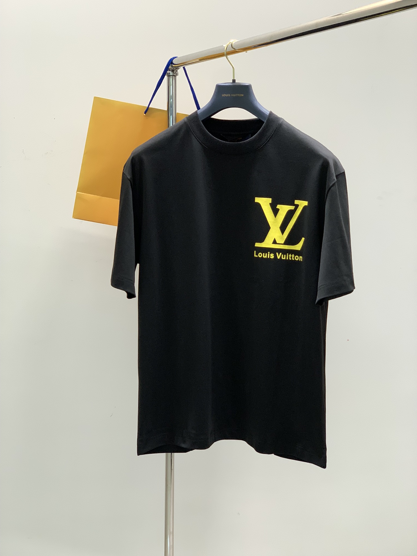 NO:142980,,LouisVuitton, the latest summer model, available at the counter at the same time, original singles, fashionable and casual round neck short-sleeved T-shirt, very distinctive on the upper body!  Eye-catching and highlighted, imported original fabric, top-level printing craft letter pattern decorative logo, simple but not lacking in fashion, classic and atmospheric, comfortable and breathable, handsome and stylish on the upper body, 2 colors recommended, code number M-3XL,, louis vuitton, louis vuitton, T-shirt,tees, t-shirt,alexander wang19860909,LouisVuitton 路易威登,夏季最新款,专柜同步有售,原单狠货,时尚休闲圆领短袖T恤,上身很有特点！吸睛而有亮点,进口原版面料,顶级印花工艺字母图案装饰Logo,简单而不失时尚,经典大气,舒适透气,上身帅气有型,2色推荐,码数M-3XL,,louis vuitton,louis vuitton,T-shirt,tees，t-shirt,alexander wang,Men's clothing