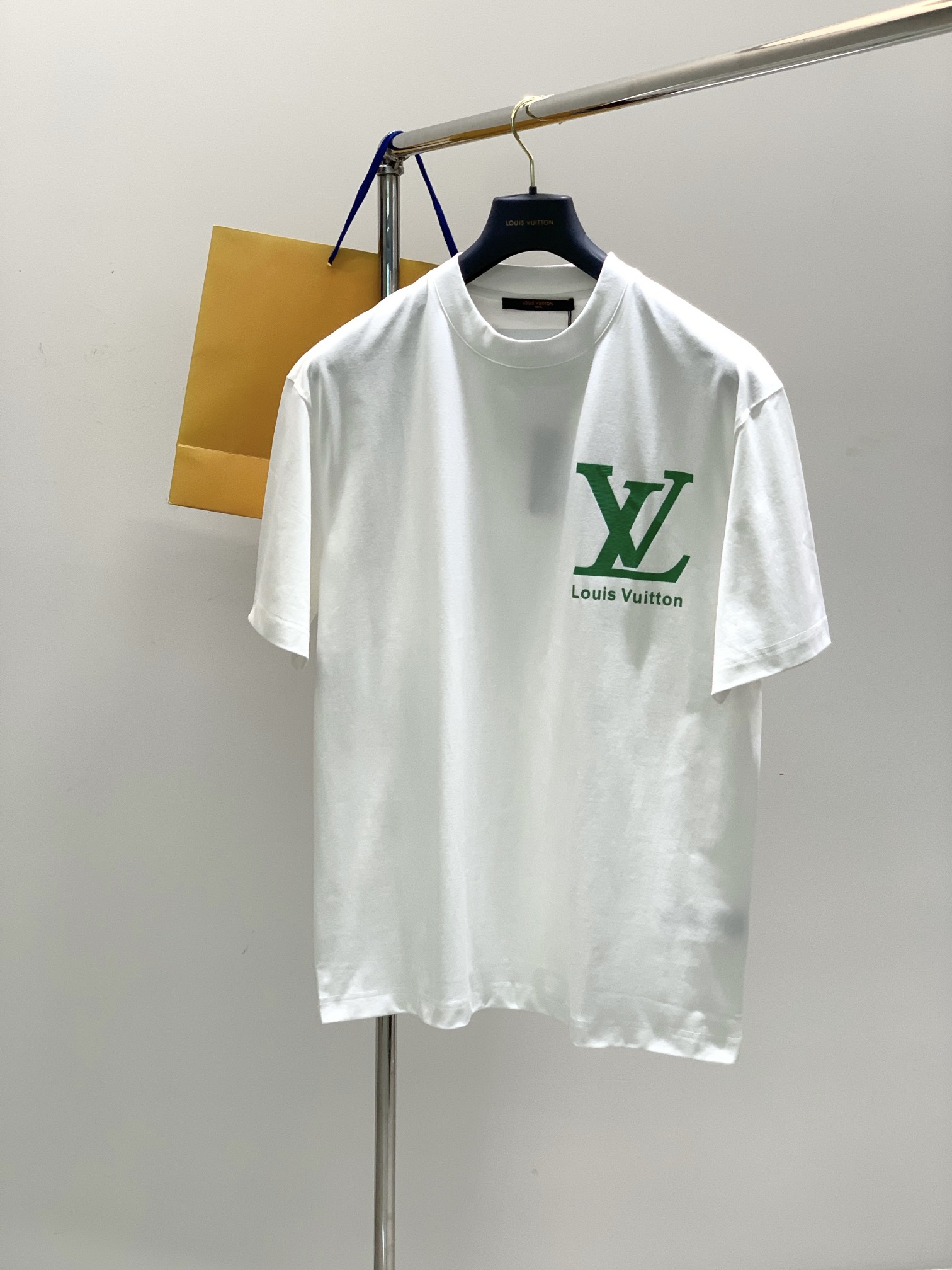 NO:138446,,LouisVuitton, the latest model for summer 2025, available at the counter at the same time, original singles, fashionable and casual round neck short-sleeved T-shirt, very distinctive on the upper body!  Eye-catching and highlighted, imported original fabric, top-level printing craft letter pattern decorative logo, simple but not lacking in fashion, classic and atmospheric, comfortable and breathable, handsome and stylish on the upper body, 2 colors recommended, code number M-3XL,, louis vuitton, louis vuitton, T-shirt,tees, t-shirt,alexander wang19860909,LouisVuitton 路易威登,2025夏季最新款,专柜同步有售,原单狠货,时尚休闲圆领短袖T恤,上身很有特点！吸睛而有亮点,进口原版面料,顶级印花工艺字母图案装饰Logo,简单而不失时尚,经典大气,舒适透气,上身帅气有型,2色推荐,码数M-3XL,,louis vuitton,louis vuitton,T-shirt,tees，t-shirt,alexander wang,Men's clothing