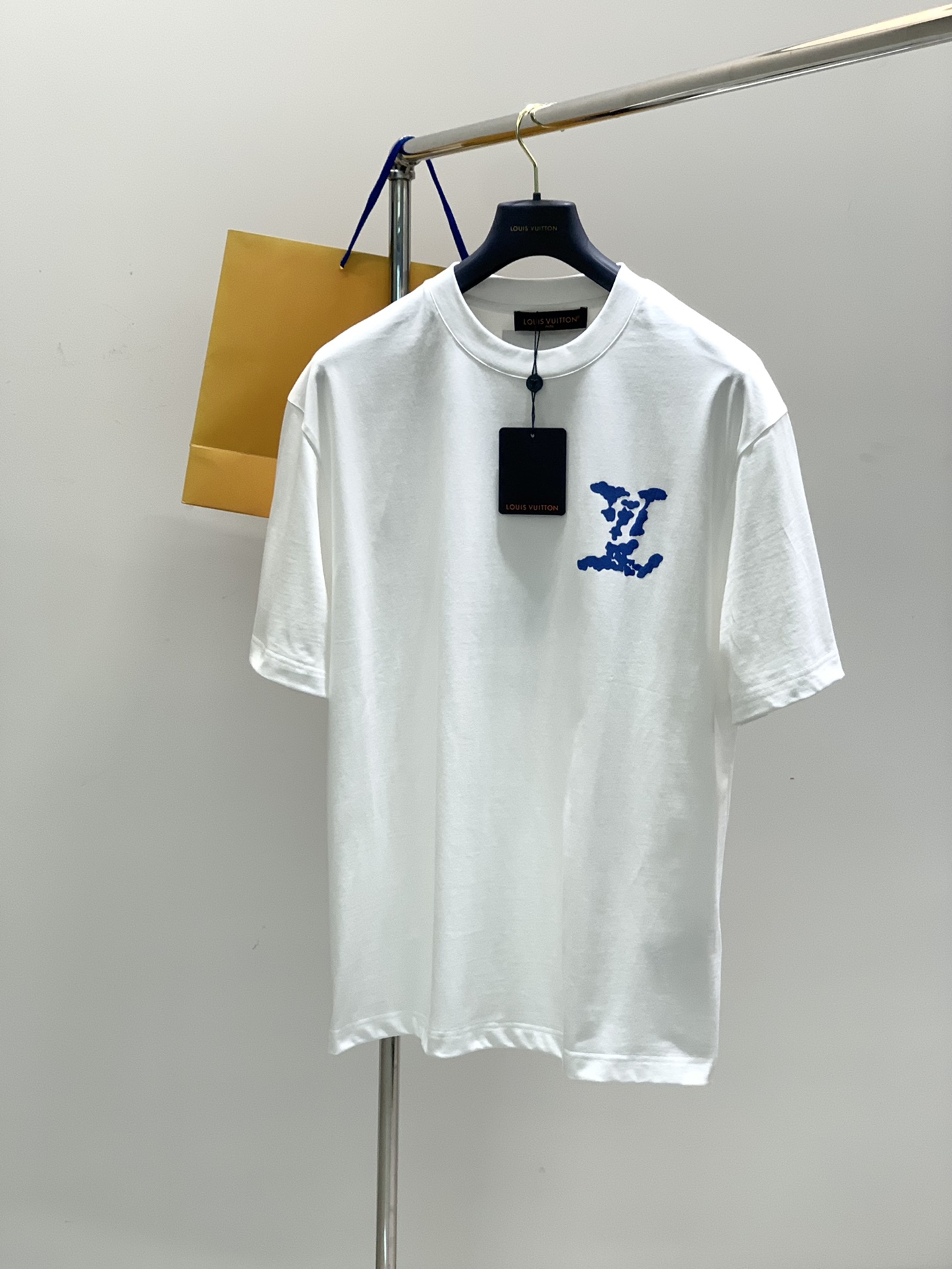 NO:141034,,LouisVuitton, the latest model for summer 2025, available at the counter at the same time, original singles, fashionable and casual round neck short-sleeved T-shirt, very distinctive on the upper body!  Eye-catching and highlighted, imported original fabric, top-level printing craft letter pattern decorative logo, simple but not lacking in fashion, classic and atmospheric, comfortable and breathable, handsome and stylish on the upper body, 2 colors recommended, code number M-3XL,, louis vuitton, louis vuitton, T-shirt,tees, t-shirt,alexander wang19860909,LouisVuitton 路易威登,2025夏季最新款,专柜同步有售,原单狠货,时尚休闲圆领短袖T恤,上身很有特点！吸睛而有亮点,进口原版面料,顶级印花工艺字母图案装饰Logo,简单而不失时尚,经典大气,舒适透气,上身帅气有型,2色推荐,码数M-3XL,,louis vuitton,louis vuitton,T-shirt,tees，t-shirt,alexander wang,Men's clothing