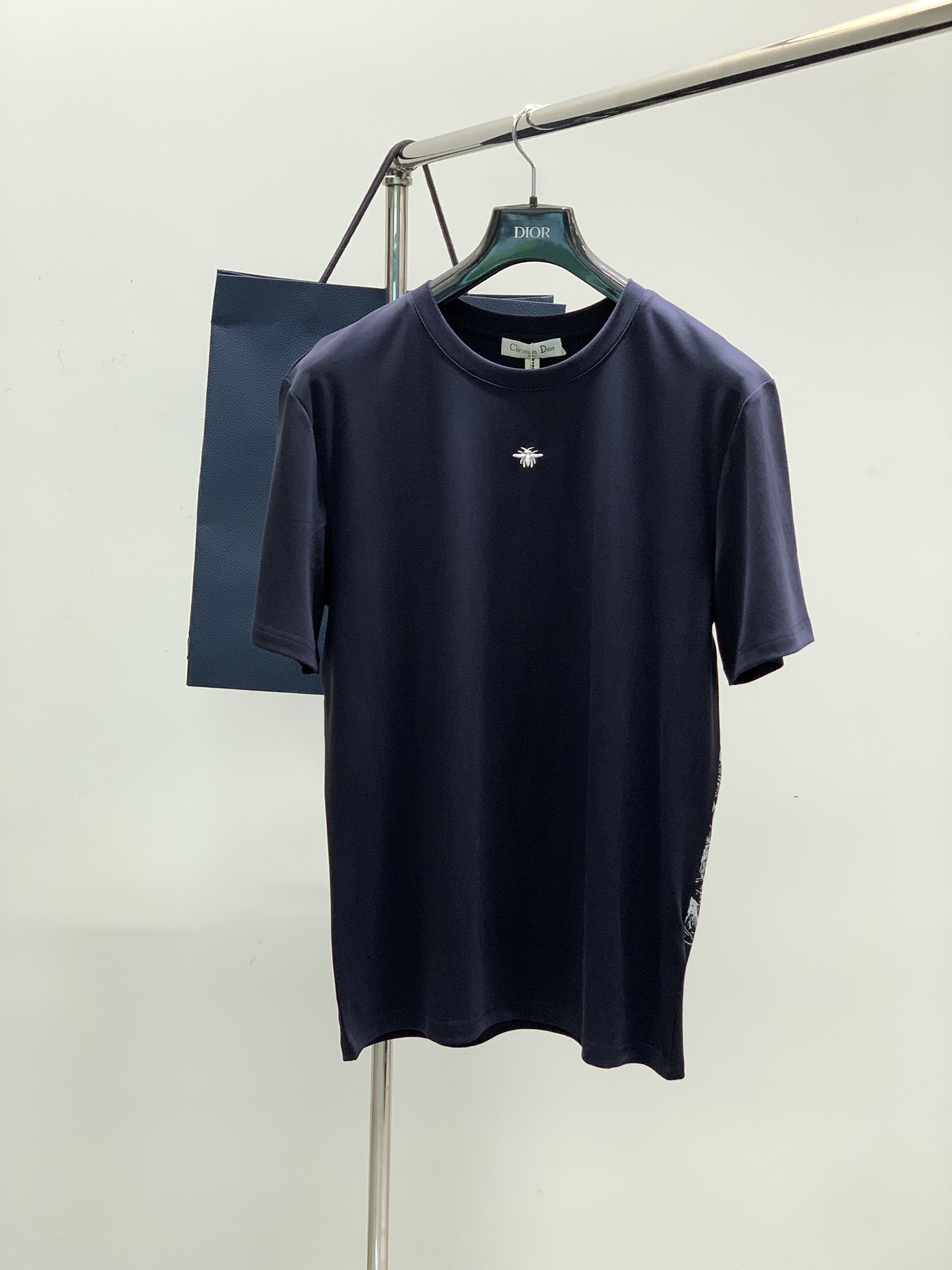 NO:138435,,Dior Dior, new summer products, available at the same time for counters, simple and fashionable casual round neck short-sleeved T-shirt, original imported fabric, comfortable and breathable, top-grade embroidery craft letter pattern logo, extremely high-end, unique design, fashionable and handsome on the upper body!  2 colors recommended, code number M-3Xl, dior, dior, T-shirt,tees, t-shirt,alexander wang19860909,Dior 迪奥, 夏季新品,专柜同步有售,简约时尚休闲圆领短袖T恤,原版进口面料,舒适透气,顶级刺绣工艺字母图案logo,档次极高,独特设计,上身时尚帅气！2色推荐,码数M-3Xl,,dior,dior,T-shirt,tees，t-shirt,alexander wang,Men's clothing