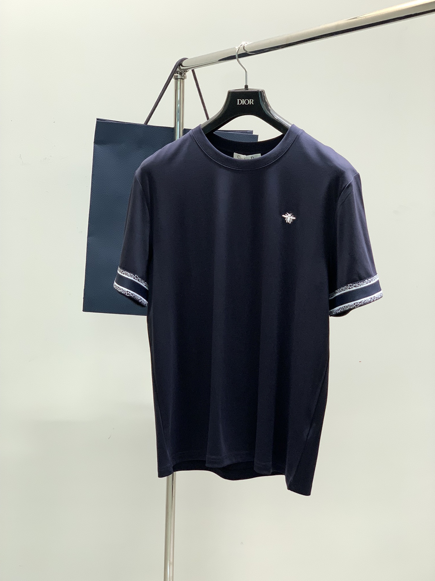 NO:138414,,Dior Dior, new summer products, available at the same time for counters, simple and fashionable casual round neck short-sleeved T-shirt, original imported fabric, comfortable and breathable, top-grade embroidery craft letter pattern logo, extremely high-end, unique design, fashionable and handsome on the upper body!  2 colors recommended, code number M-3XL, dior, dior, T-shirt, tees, t-shirt, alexander wang19860909,Dior 迪奥, 夏季新品,专柜同步有售,简约时尚休闲圆领短袖T恤,原版进口面料,舒适透气,顶级刺绣工艺字母图案logo,档次极高,独特设计,上身时尚帅气！2色推荐,码数M-3XL,,dior,dior,T-shirt,tees，t-shirt,alexander wang,Men's clothing