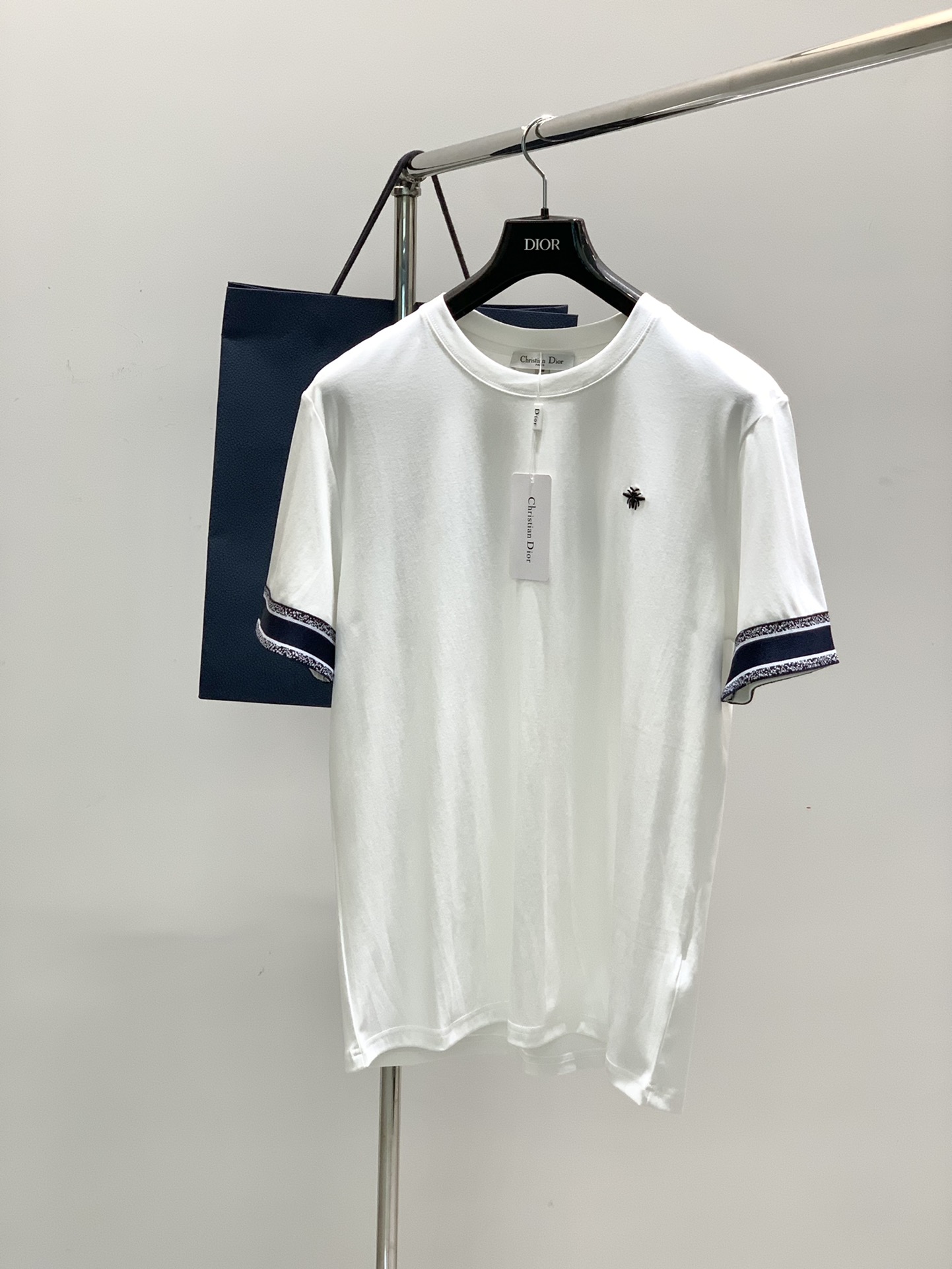 NO:138419,,Dior Dior, new summer products, available at the same time for counters, simple and fashionable casual round neck short-sleeved T-shirt, original imported fabric, comfortable and breathable, top-grade embroidery craft letter pattern logo, extremely high-end, unique design, fashionable and handsome on the upper body!  2 colors recommended, code number M-3Xl, dior, dior, T-shirt,tees, t-shirt,alexander wang19860909,Dior 迪奥, 夏季新品,专柜同步有售,简约时尚休闲圆领短袖T恤,原版进口面料,舒适透气,顶级刺绣工艺字母图案logo,档次极高,独特设计,上身时尚帅气！2色推荐,码数M-3Xl,,dior,dior,T-shirt,tees，t-shirt,alexander wang,Men's clothing