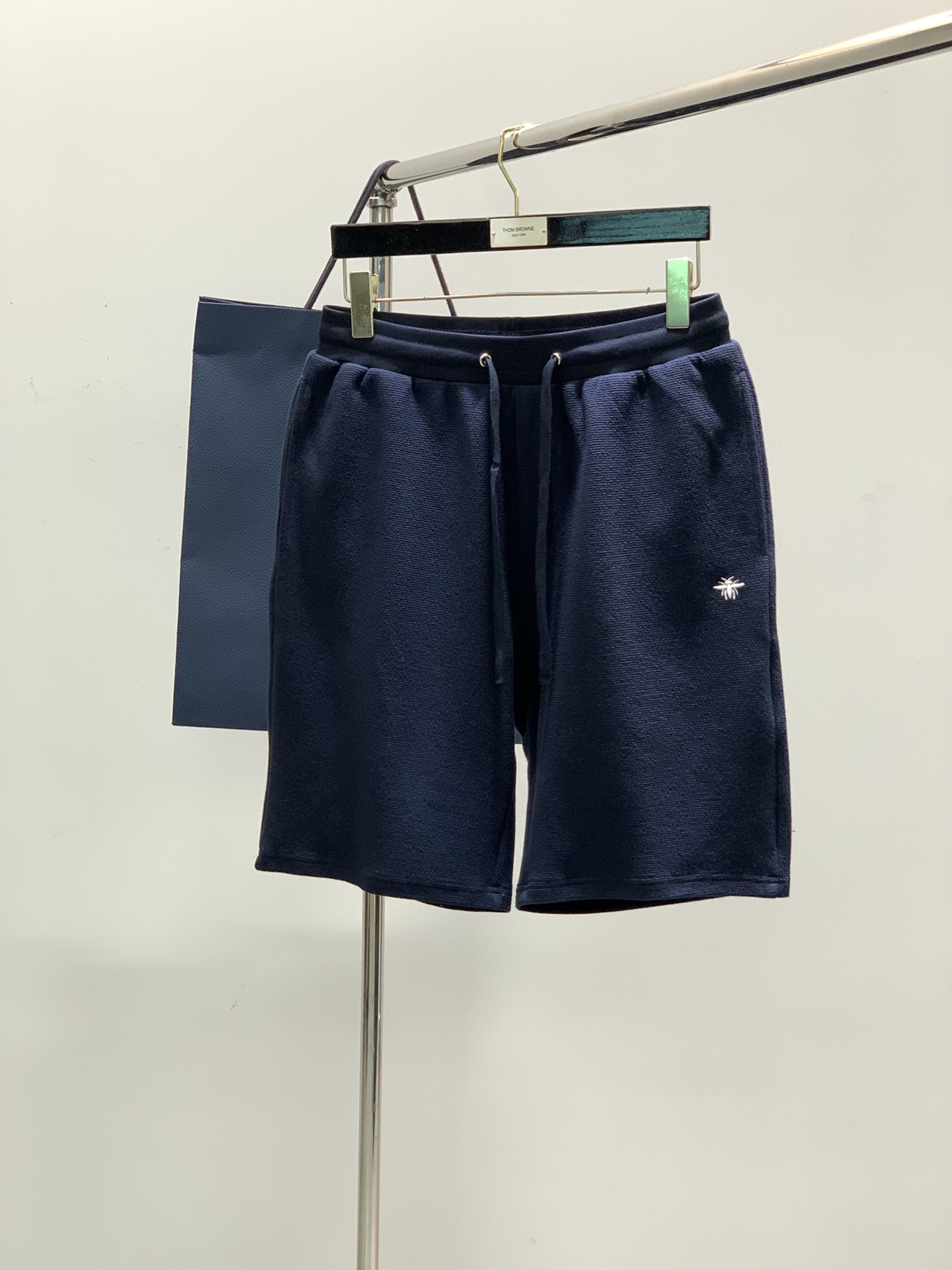 NO:138493,,Dior Dior, 2025 summer new product, available at the same time for counters, simple and fashionable casual shorts, original imported fabric, comfortable and breathable, top-grade embroidery craft letter pattern decoration logo, original hardware and auxiliary decoration, extremely high-end, unique design, fashionable and handsome on the upper body!  2 colors recommended, code number M-3XL, dior, dior, shorts, alexander wang19860909,Dior 迪奥, 2025夏季新品,专柜同步有售,简约时尚休闲短裤,原版进口面料,舒适透气,顶级刺绣工艺字母图案装饰logo,原版五金辅料装饰,档次极高,独特设计,上身时尚帅气！2色推荐,码数M-3XL,,dior,dior,shorts,alexander wang,Men's clothing