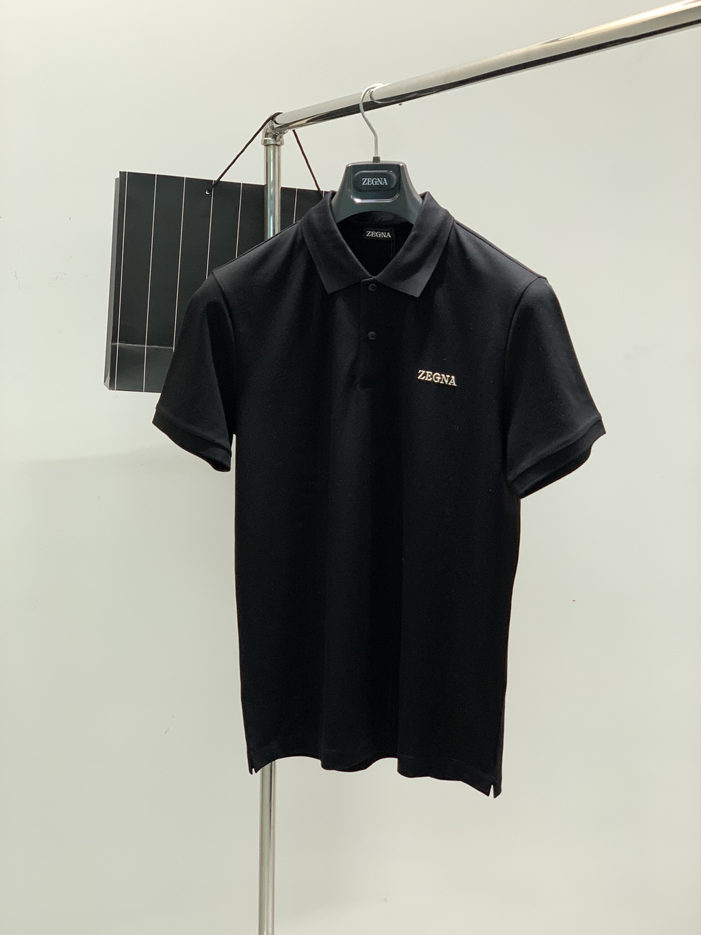 NO:138425,,Jenia Zegna, the latest summer products, available at the counter at the same time, original singles, fashionable and casual lapel short-sleeved T-shirt, using imported original fabric, comfortable and breathable, top-grade printing craft letter pattern decorative logo, the upper body is very handsome!  3 colors recommended, code number M-3XL, popular products recommended!  ,zegna,T-shirt,tees,t-shirt,alexander wang19860909,杰尼亚 Zegna,夏季最新品,专柜同步有售,原单狠货,时尚休闲翻领短袖T恤,采用进口原版面料,舒适透气,顶级印花工艺字母图案装饰logo,上身帅气十足！3色推荐,码数M-3XL,爆款推荐！,,zegna,T-shirt,tees，t-shirt,alexander wang,Men's clothing