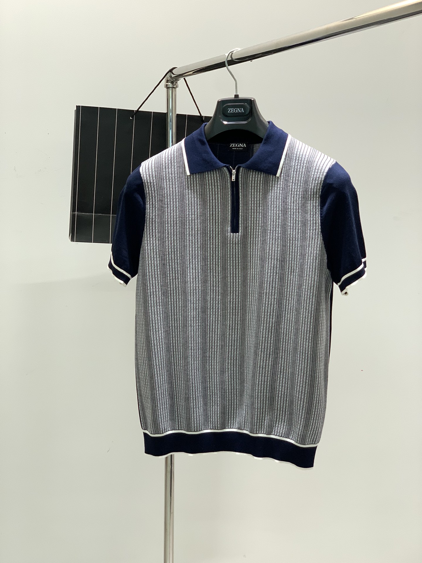 NO:141000,,Jenia Zegna, the latest summer products, available at the counter at the same time, original singles, fashionable and casual lapel knitted short-sleeved T-shirt, using imported original fabric, comfortable and breathable, top knitted craft letter pattern decorative logo, the upper body is very handsome!  Code number M-3XL, recommended hot products!  ,zegna,T-shirt,tees,t-shirt,alexander wang19860909,杰尼亚 Zegna,夏季最新品,专柜同步有售,原单狠货,时尚休闲翻领针织短袖T恤,采用进口原版面料,舒适透气,顶级针织工艺字母图案装饰logo,上身帅气十足！码数M-3XL,爆款推荐！,,zegna,T-shirt,tees，t-shirt,alexander wang,Men's clothing