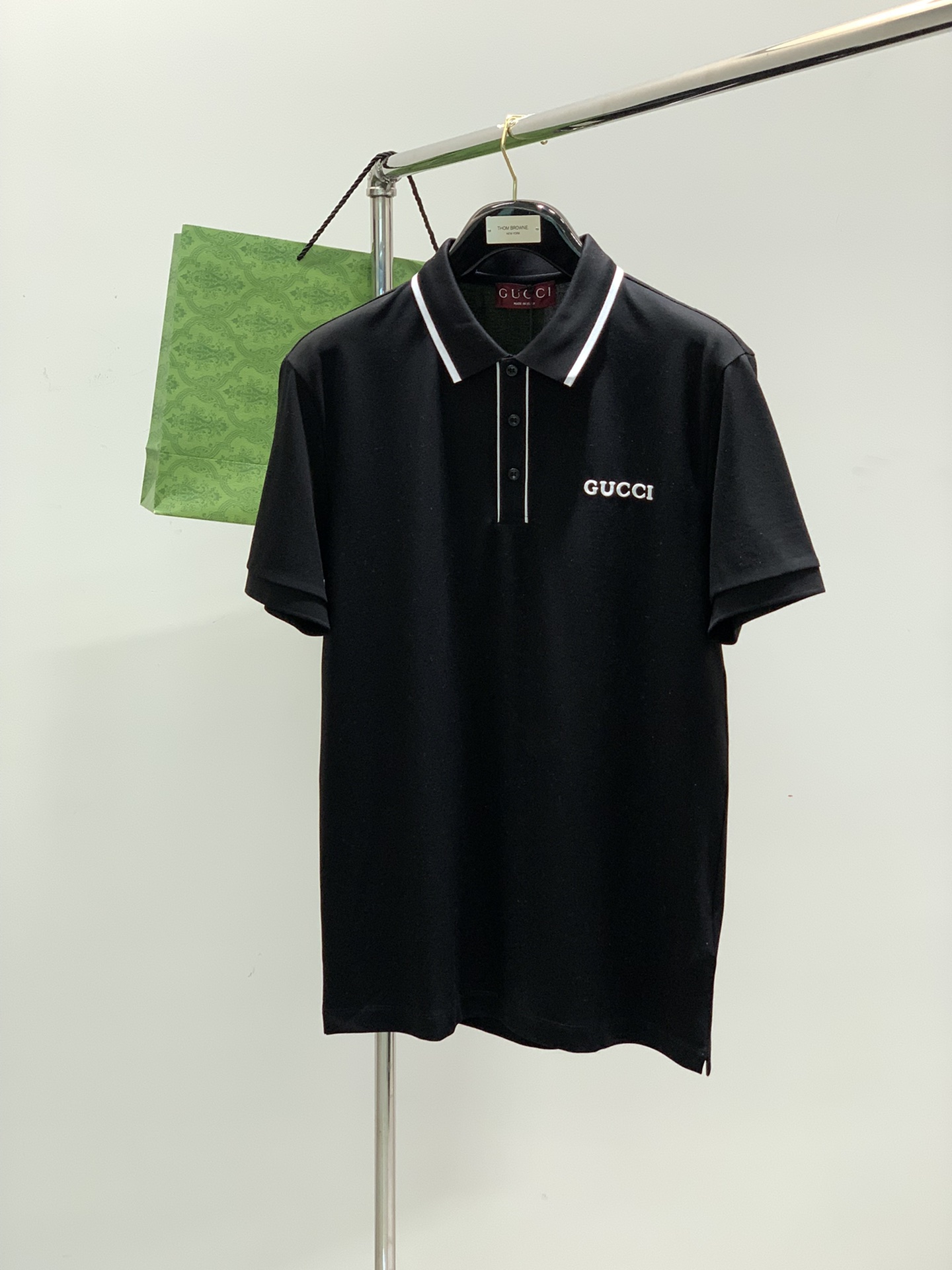 NO:138439,,Gucci, the latest model for summer 2025, available at the counter at the same time, original single product, fashionable and casual lapel short-sleeved T-shirt, very distinctive on the upper body!  Eye-catching and highlighted, imported original fabric, top-grade embroidery craft letter pattern decorative logo, simple but not lacking in fashion, classic and atmospheric, comfortable and breathable, handsome and stylish on the upper body, 3 colors recommended, code number m-3XL,,gucci,gucci,T-shirt,tees,t-shirt,alexander wang19860909,Gucci 古驰,2025夏季最新款,专柜同步有售,原单狠货,时尚休闲翻领短袖T恤,上身很有特点！吸睛而有亮点,进口原版面料,顶级刺绣工艺字母图案装饰Logo,简单而不失时尚,经典大气,舒适透气,上身帅气有型,3色推荐,码数m-3XL,,gucci,gucci,T-shirt,tees，t-shirt,alexander wang,Men's clothing