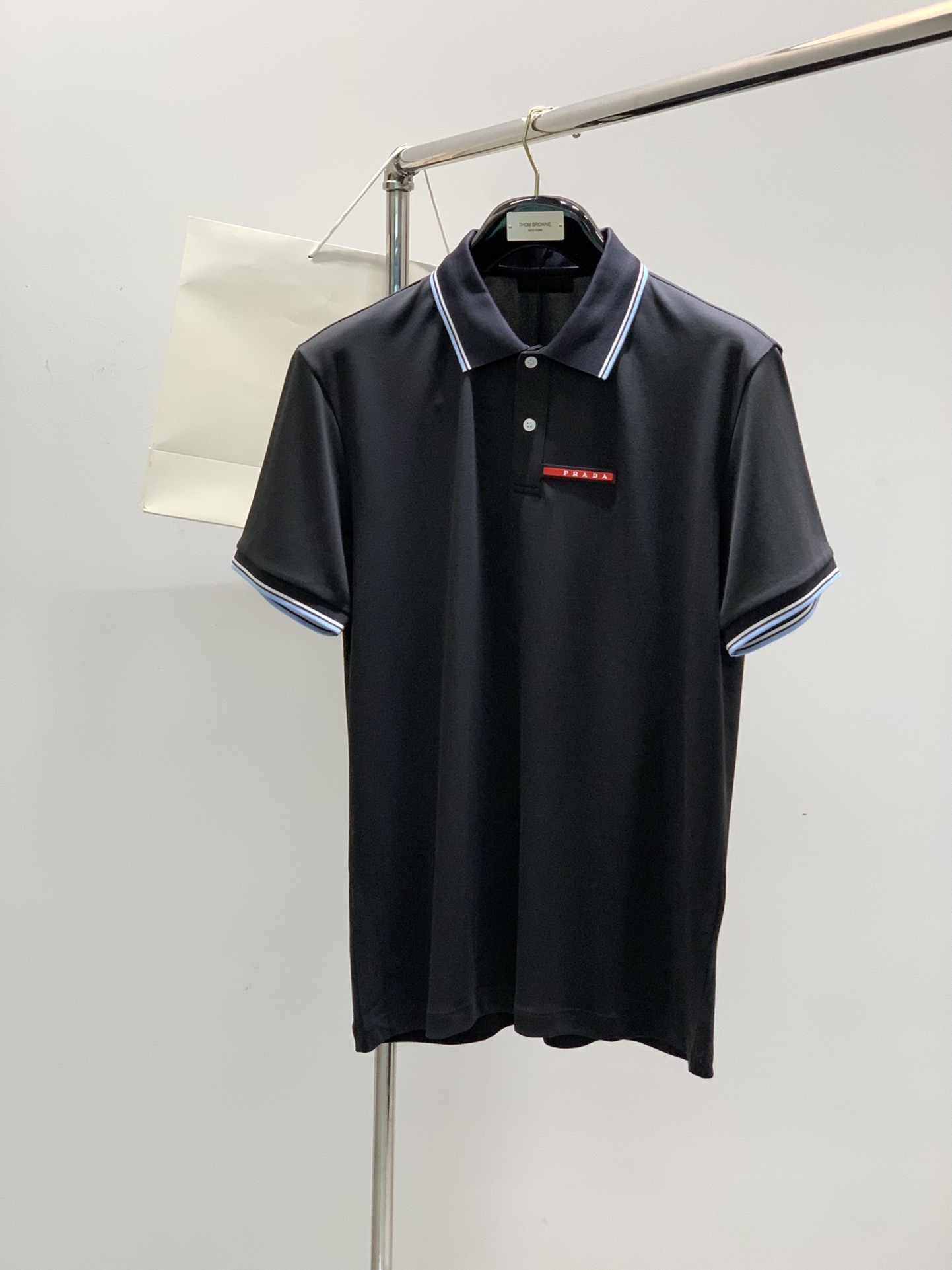 NO:141013,Colors black and gray, flower gray, gray green, PRADA Prada, the latest summer products, available at the counter at the same time, fashionable and casual lapel short-sleeved T-shirts, imported original fabrics, extremely complex workmanship, the only channel that can be used as a purchasing agent level, top-level printing process letter pattern logo, extremely high grade, comfortable and versatile, handsome and stylish on the upper body, 3 colors recommendation, code number M-3XL,, prada, prada, T-shirt, tees, t-shirt, alexander wang19860909颜色黑灰,花灰,灰绿 ,PRADA 普拉达,夏季最新品,专柜同步有售,时尚休闲翻领短袖T恤,进口原版面料,做工极为复杂,唯一可以做代购级别的渠道狠货,顶级印胶工艺字母图案logo,档次极高,舒适百搭,上身帅气有型,3色推荐,码数M-3XL,,prada,prada,T-shirt,tees，t-shirt,alexander wang,Men's clothing