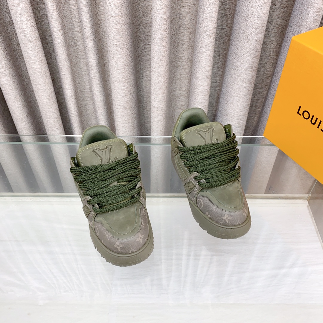 NO:245095,LV couples new TrainerDIY buckle sports shoes and shoes Cute fat trainer, buy styles with eyes closed, breaking the single change of color, younger fat trainer can also be called fat shoes, cute and cute, the most classic fat shoe style, the most classic color matching, high-end, atmospheric and high-end, each style is very good!  Original cute buckle with mold opening, original version is exactly the same material and workmanship details. Various leather TPU cloth. Super complex splicing TPU original outsole, original packaging. Size35-45, casual shoes/sports shoes, louis vuitton, sneakers19860909LV 情侣款 新款TrainerDIY饰扣运动鞋板鞋 可爱胖trainer,来闭着眼睛买的款式,打破颜色的单一变化,更年轻了胖trainer也可以叫发福鞋,憨态可掬,可可爱爱最经典的胖子鞋型,最经典的配色, 高端大气上档次 每个款式配色都很赞！原版开模可爱饰扣,原版完全一样材质做工细节 各种皮面TPU 布 超复杂拼接TPU原版大底,原版包装 Size35-45,休闲鞋/运动鞋,louis vuitton,sneakers,Women's Shoes