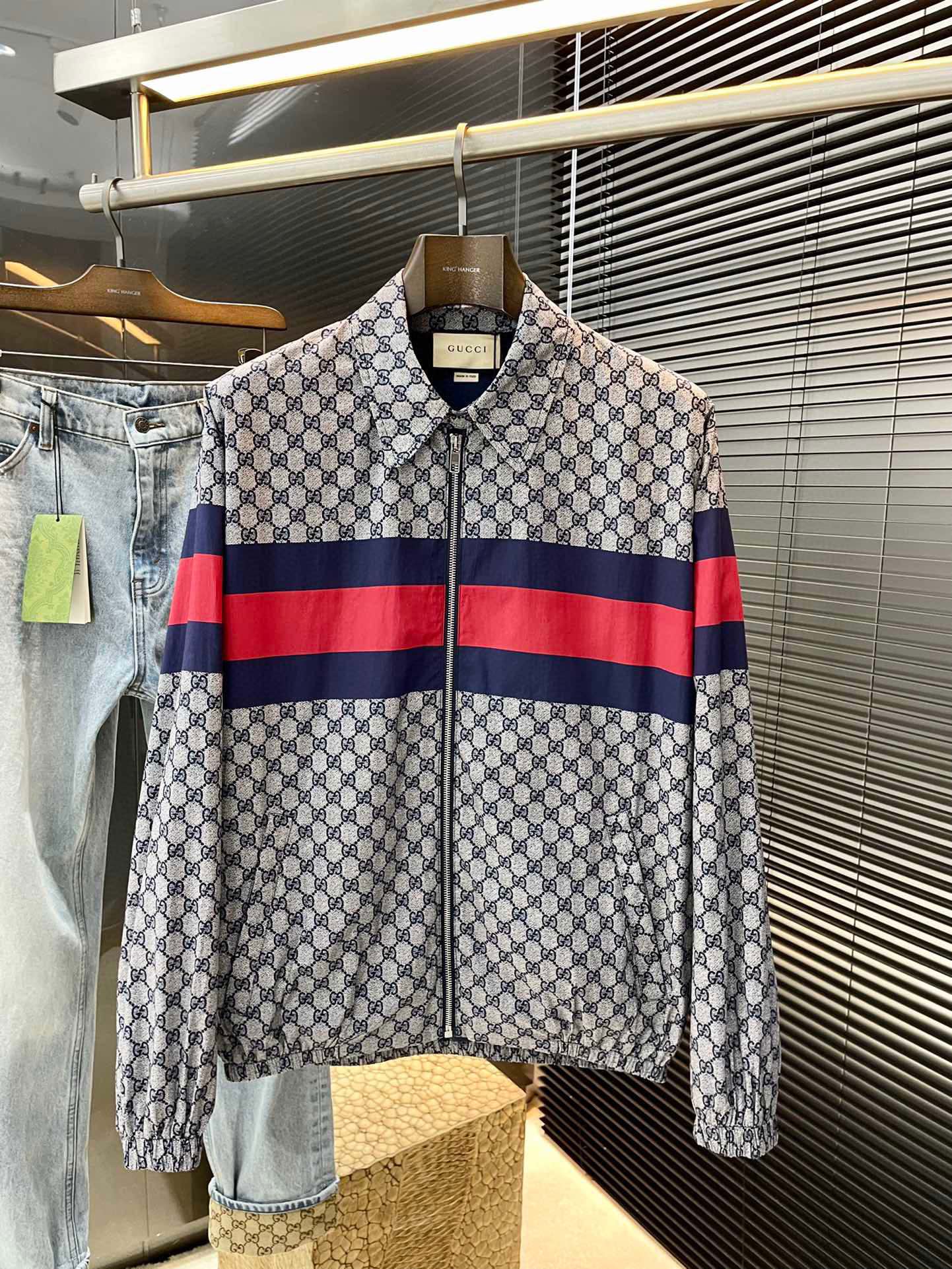 NO:138257,Gucci (Gucci) spring and summer new product, the fabric is made of smooth nylon printed jacket. This item is developed from the g*cci lido series, high-version original version, spring, summer, autumn, new style printed lapel long-sleeved jacket, classic double g logo, parallel printing and cutting, interlocking patterns, red and blue strips in the middle, back embellished brand logo, hardware buttons, original mold lettering buttons, open and close plaster, straight cut style, focusing on basic silhouette and classic details, the back of the cloak is cleverly integrated into the 