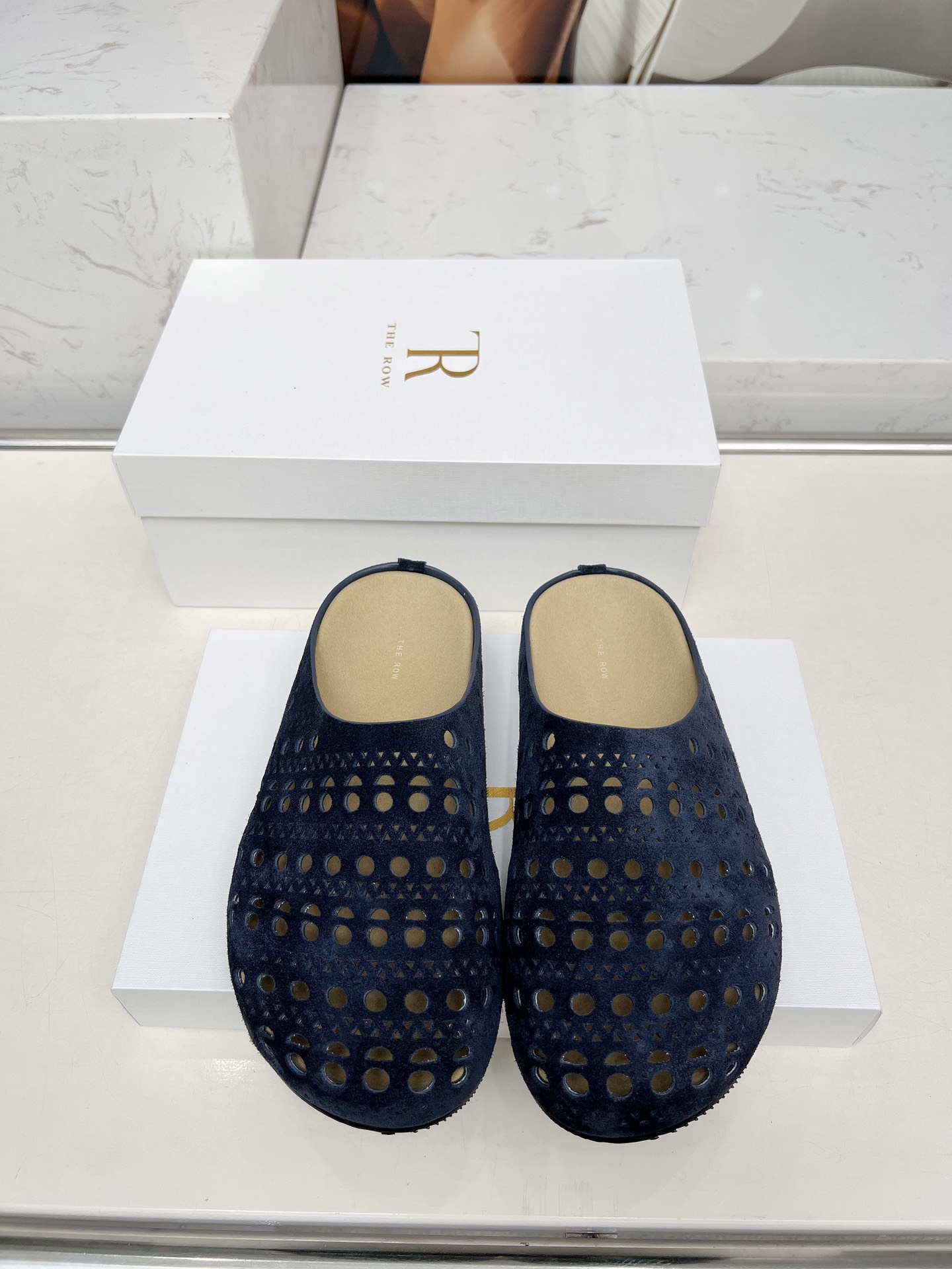 NO:390548,The Row French retro soft and glutinous square toe flat sole semi-travel This 'Ava' ballet flat shoes are made of soft A-class Niujing, which is smooth, soft and breathable, comfortable and elegant. The square toe and upper openings have soft rounded corners. The invisible wedge design helps maintain the smoothness of the overall lines. The shoe shape is delicate and makes the feet look thin., semi-travel, flats19860909The Row法式复古软糯方圆头平底半拖 这款“Ava”芭蕾平底鞋采用柔软的A级牛京精制而成,光滑柔软透气,脚感舒服,从容优雅~ 方形鞋头与鞋面开口都带有柔和的圆角,隐形坡跟设计有助保持整体线条的流畅度,鞋型秀气很显脚瘦.,半拖,flats,Women's Shoes