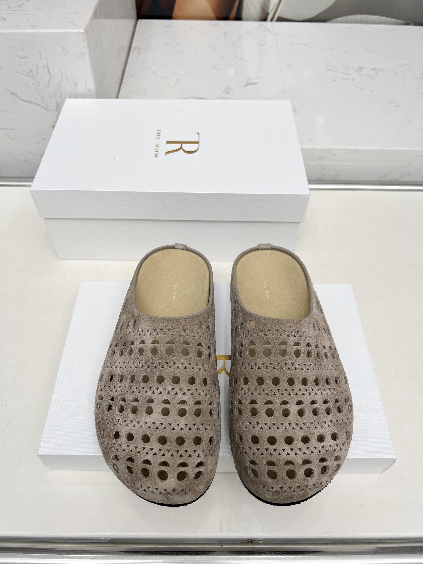 NO:390584,The Row French retro soft and glutinous square toe flat sole semi-travel This 'Ava' ballet flat shoes are made of soft A-class Niujing, which is smooth, soft and breathable, comfortable and elegant. The square toe and upper openings have soft rounded corners. The invisible wedge design helps maintain the smoothness of the overall lines. The shoe shape is delicate and makes the feet look thin., semi-travel, flats19860909The Row法式复古软糯方圆头平底半拖 这款“Ava”芭蕾平底鞋采用柔软的A级牛京精制而成,光滑柔软透气,脚感舒服,从容优雅~ 方形鞋头与鞋面开口都带有柔和的圆角,隐形坡跟设计有助保持整体线条的流畅度,鞋型秀气很显脚瘦.,半拖,flats,Women's Shoes