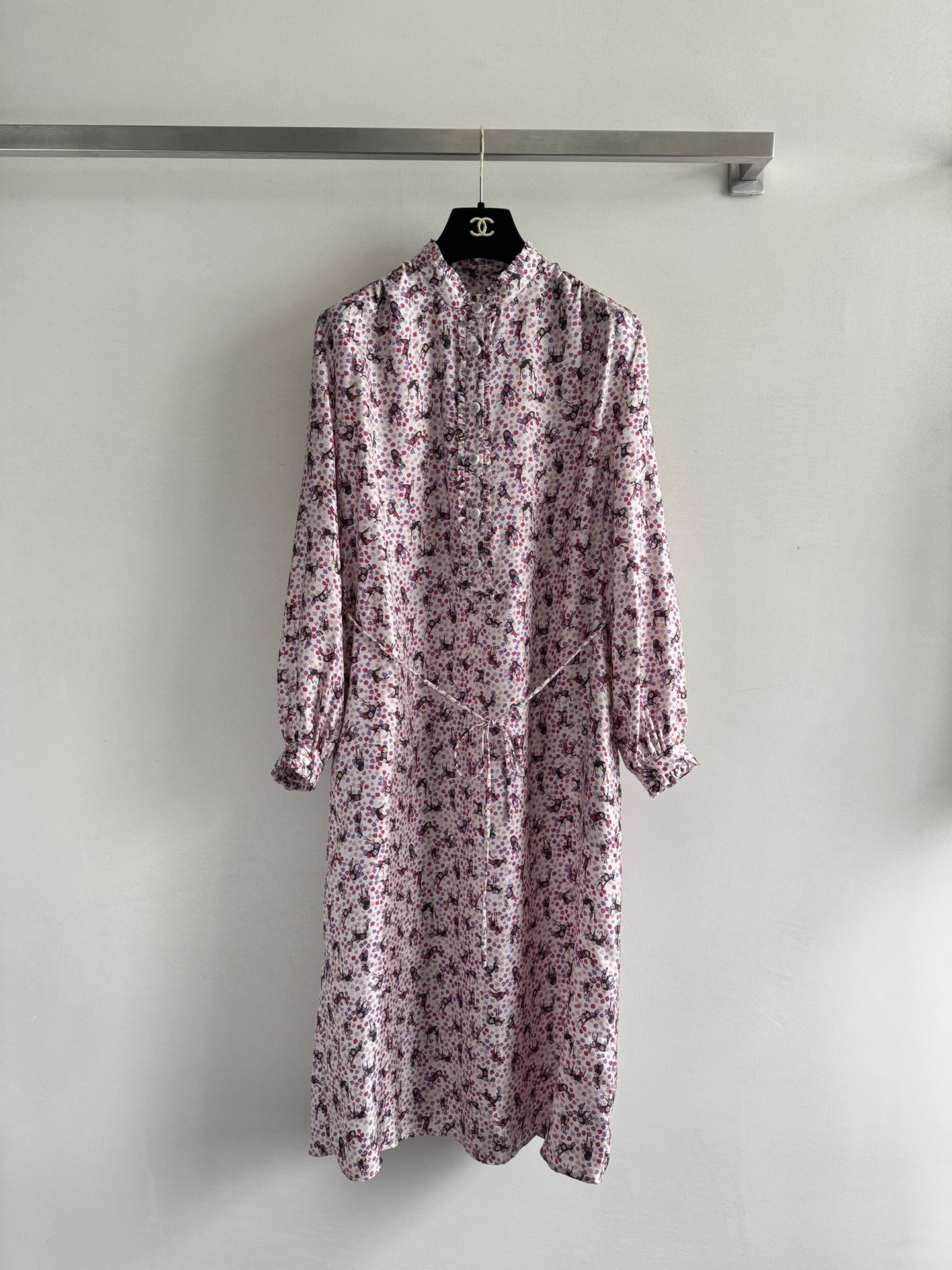 NO:333007,CHANE*25 new flower dress with lotus leaf collar design is elegant, with an oversized version. There is a waist rope around the waist to tie the waist, and pockets on both sides are convenient and flexible to reduce age. It is suitable for wearing all body shapes. SML-, chanel, skirts, alexander wang19860909CHANE*25新款花连衣裙荷叶领设计优雅 超大版型 腰间有设腰绳可以束腰,两侧设有口袋便捷灵动减龄,适合各种身材穿着SML-,,chanel,skirts,alexander wang,Women's clothing