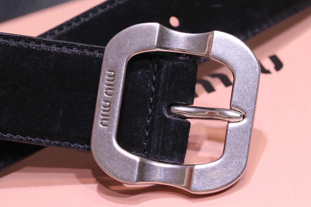  
缪缪 miumiu专柜新款 完美11复刻精品复古镏金扣
这款皮革腰带是提升别致造型品味的理想之选。醒