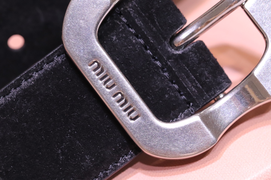  
缪缪 miumiu专柜新款 完美11复刻精品复古镏金扣
这款皮革腰带是提升别致造型品味的理想之选。醒