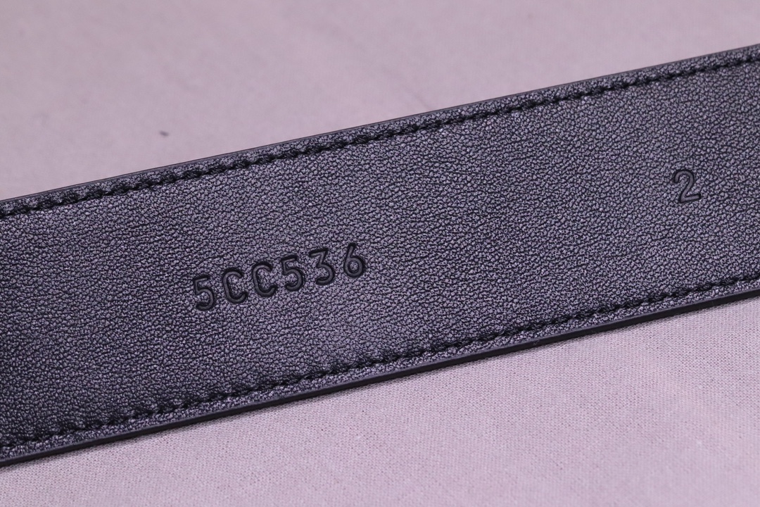  
缪缪 miumiu专柜新款 完美11复刻精品复古镏金扣
这款皮革腰带是提升别致造型品味的理想之选。醒