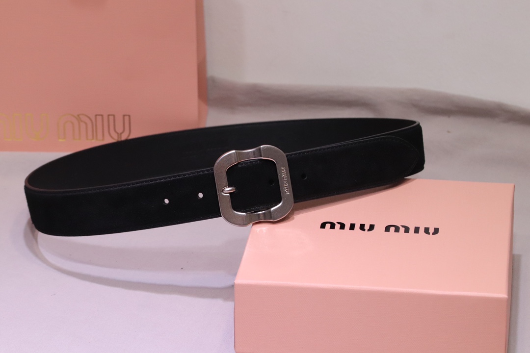  
缪缪 miumiu专柜新款 完美11复刻精品复古镏金扣
这款皮革腰带是提升别致造型品味的理想之选。醒