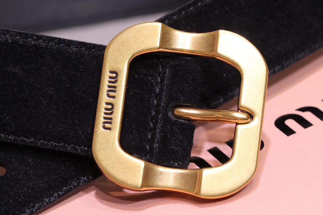 
缪缪 miumiu专柜新款 完美11复刻精品复古镏金扣
这款皮革腰带是提升别致造型品味的理想之选。醒目