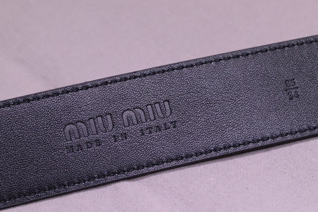
缪缪 miumiu专柜新款 完美11复刻精品复古镏金扣
这款皮革腰带是提升别致造型品味的理想之选。醒目