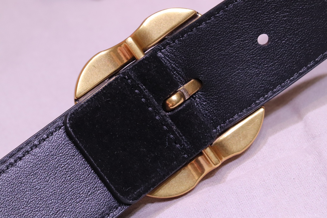 
缪缪 miumiu专柜新款 完美11复刻精品复古镏金扣
这款皮革腰带是提升别致造型品味的理想之选。醒目