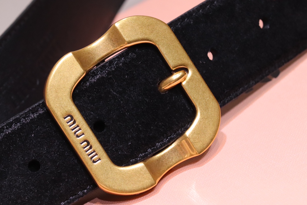 
缪缪 miumiu专柜新款 完美11复刻精品复古镏金扣
这款皮革腰带是提升别致造型品味的理想之选。醒目