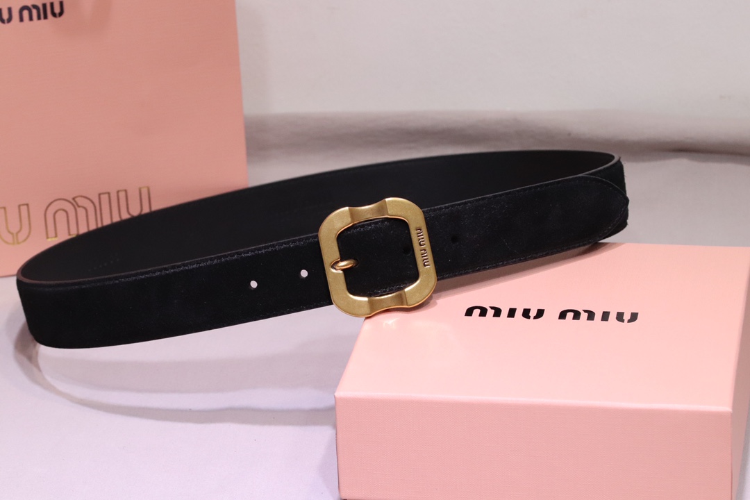 
缪缪 miumiu专柜新款 完美11复刻精品复古镏金扣
这款皮革腰带是提升别致造型品味的理想之选。醒目