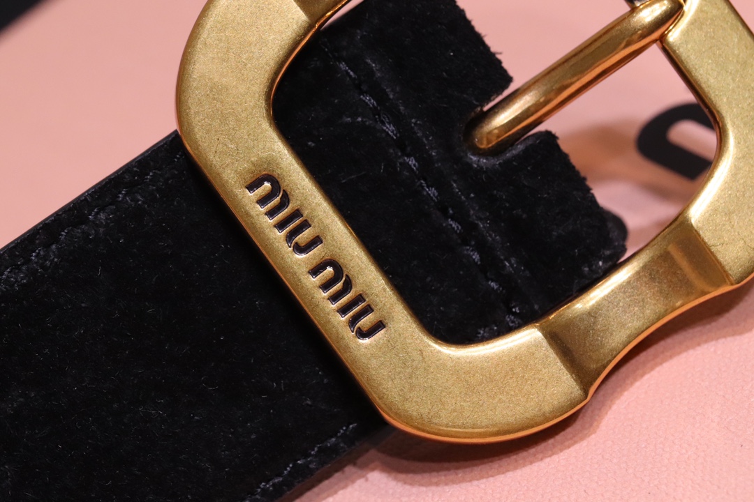 
缪缪 miumiu专柜新款 完美11复刻精品复古镏金扣
这款皮革腰带是提升别致造型品味的理想之选。醒目