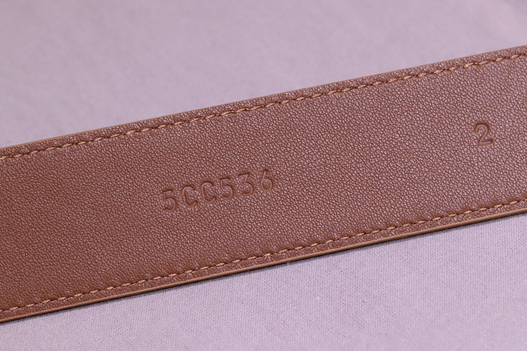 
缪缪 miumiu专柜新款 完美11复刻精品复古镏金扣
这款皮革腰带是提升别致造型品味的理想之选。醒目