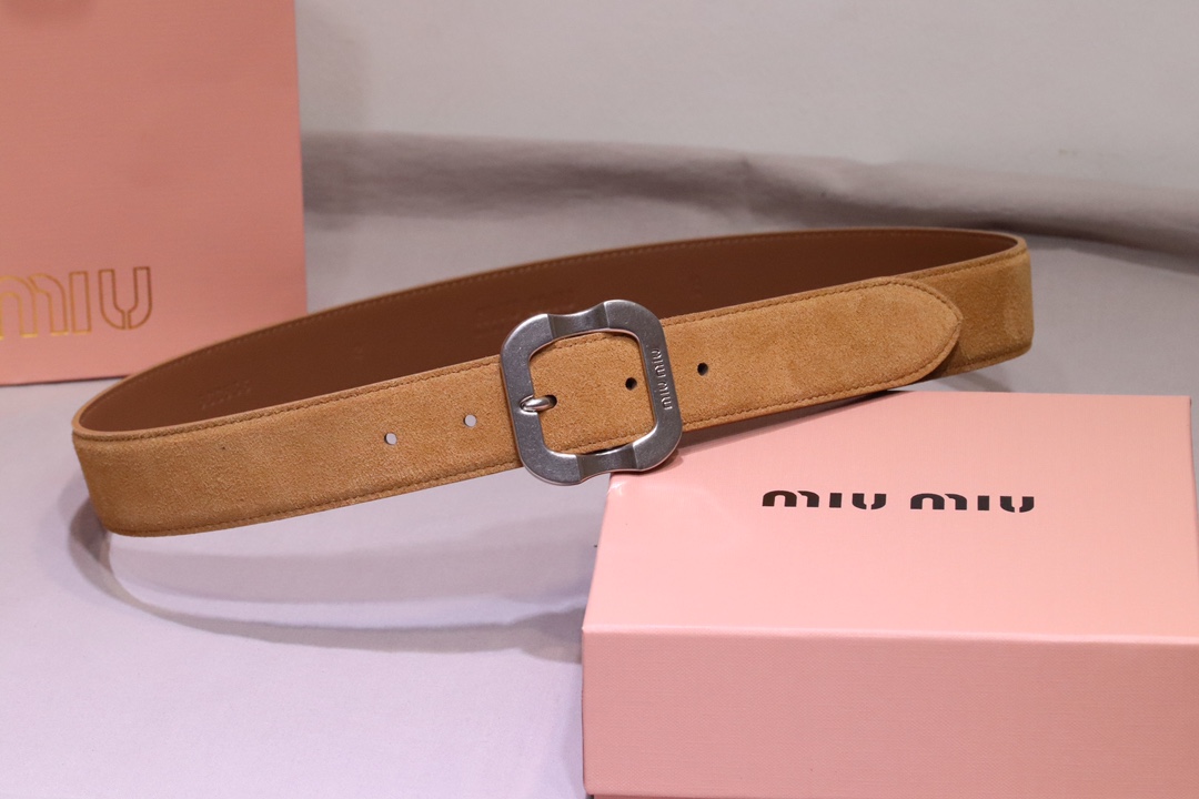 
缪缪 miumiu专柜新款 完美11复刻精品复古镏金扣
这款皮革腰带是提升别致造型品味的理想之选。醒目