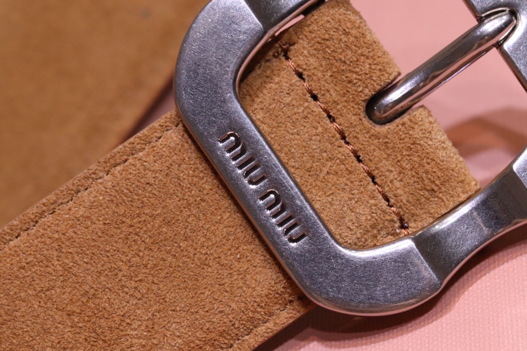 
缪缪 miumiu专柜新款 完美11复刻精品复古镏金扣
这款皮革腰带是提升别致造型品味的理想之选。醒目