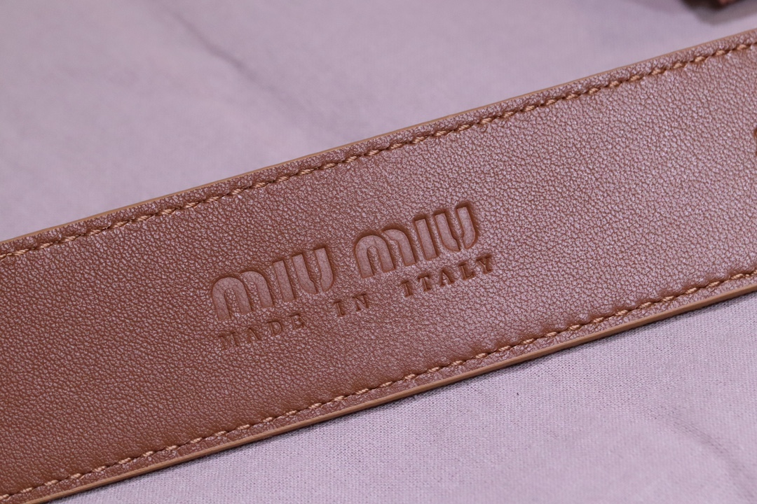 
缪缪 miumiu专柜新款 完美11复刻精品复古镏金扣
这款皮革腰带是提升别致造型品味的理想之选。醒目