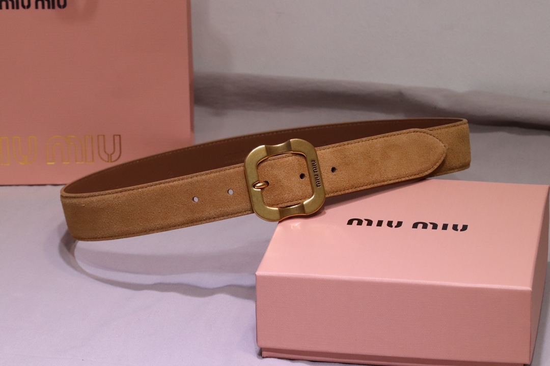 
缪缪 miumiu专柜新款 完美11复刻精品复古镏金扣
这款皮革腰带是提升别致造型品味的理想之选。醒目