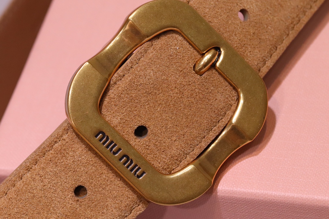 
缪缪 miumiu专柜新款 完美11复刻精品复古镏金扣
这款皮革腰带是提升别致造型品味的理想之选。醒目