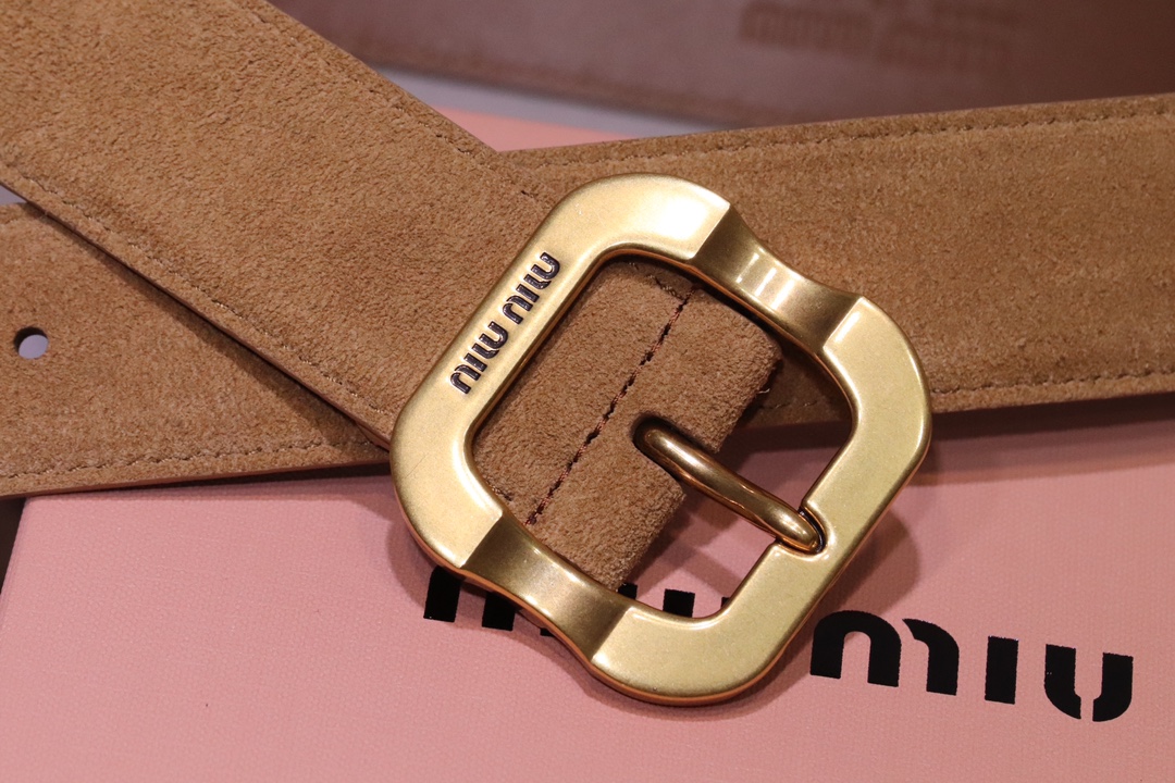 
缪缪 miumiu专柜新款 完美11复刻精品复古镏金扣
这款皮革腰带是提升别致造型品味的理想之选。醒目