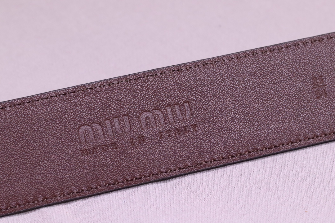
缪缪 miumiu专柜新款 完美11复刻精品复古镏金扣
这款皮革腰带是提升别致造型品味的理想之选。醒目