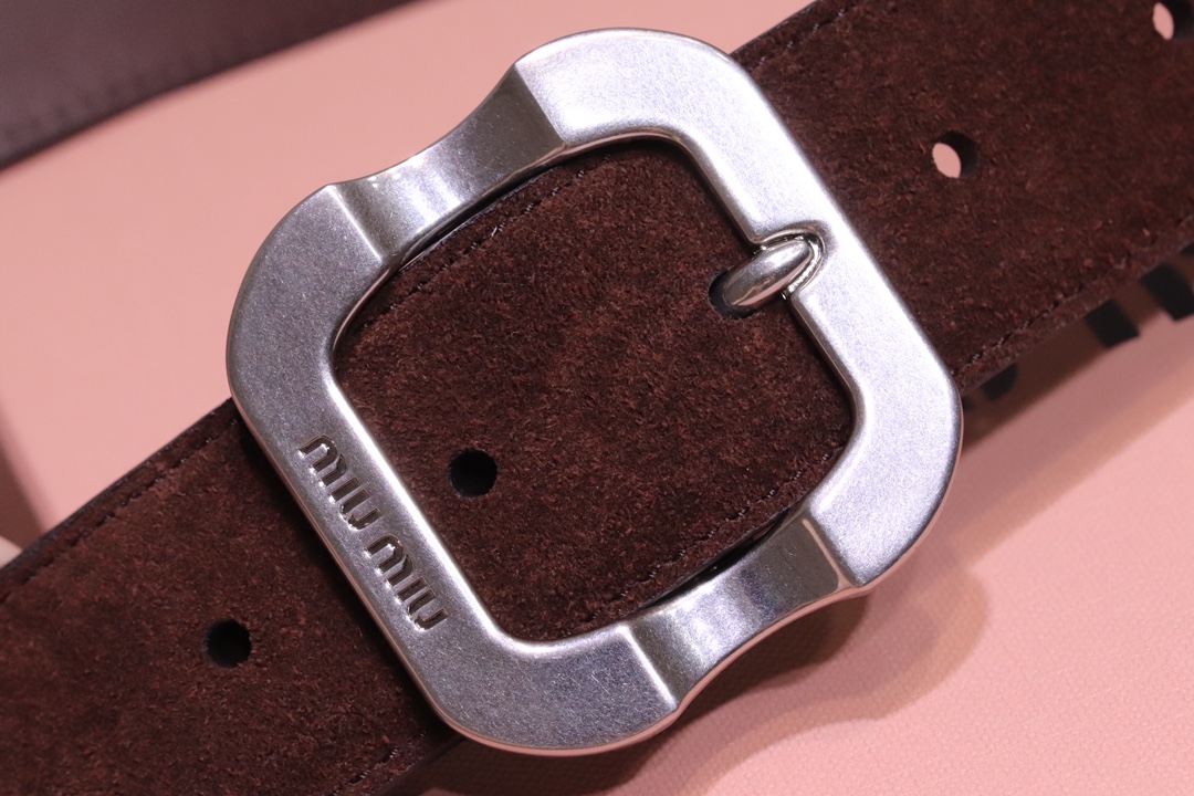 
缪缪 miumiu专柜新款 完美11复刻精品复古镏金扣
这款皮革腰带是提升别致造型品味的理想之选。醒目