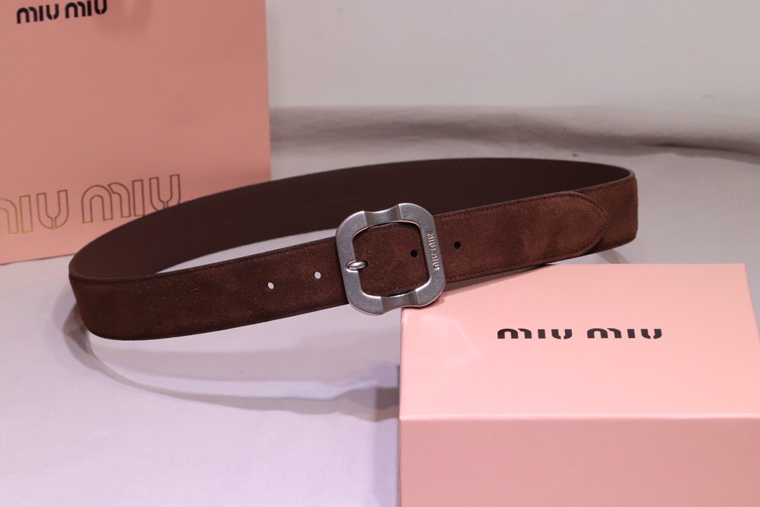 
缪缪 miumiu专柜新款 完美11复刻精品复古镏金扣
这款皮革腰带是提升别致造型品味的理想之选。醒目