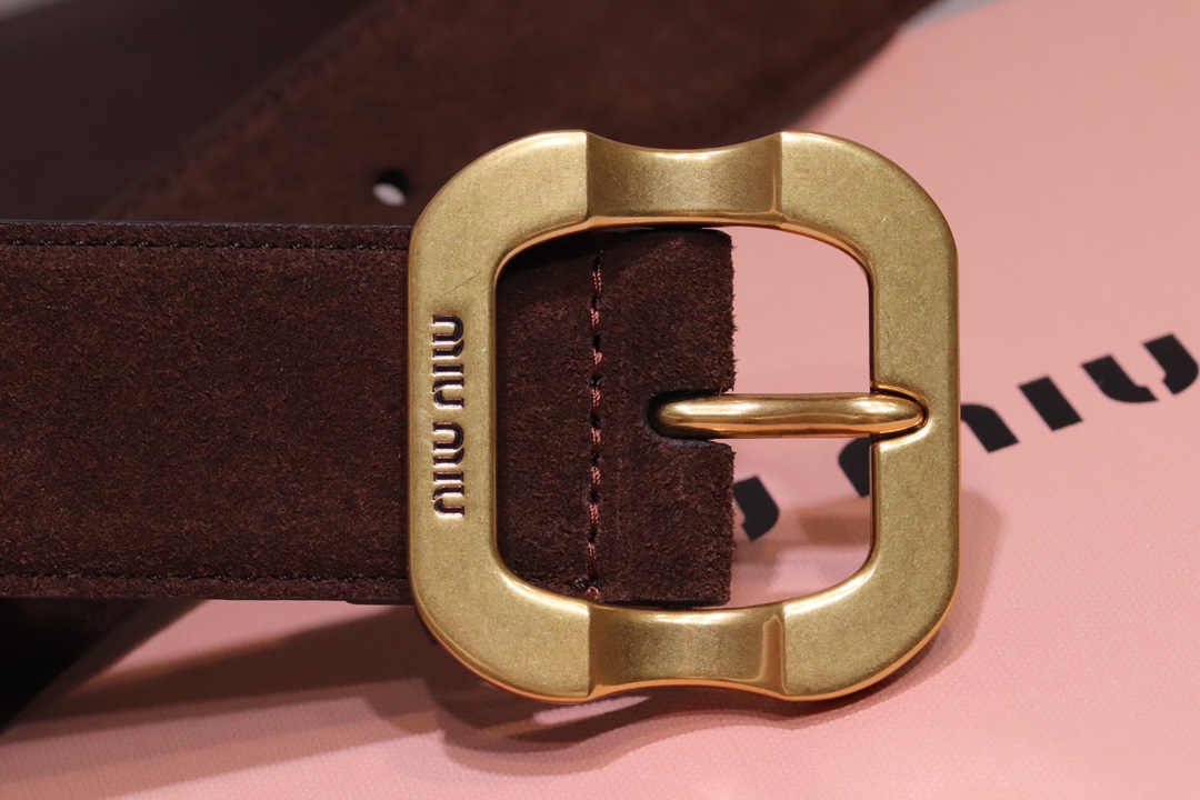 
缪缪 miumiu专柜新款 完美11复刻精品复古镏金扣
这款皮革腰带是提升别致造型品味的理想之选。醒目