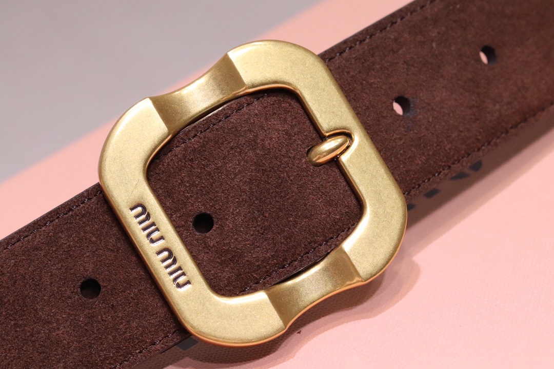
缪缪 miumiu专柜新款 完美11复刻精品复古镏金扣
这款皮革腰带是提升别致造型品味的理想之选。醒目