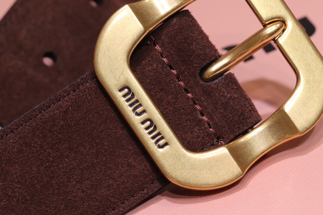 
缪缪 miumiu专柜新款 完美11复刻精品复古镏金扣
这款皮革腰带是提升别致造型品味的理想之选。醒目