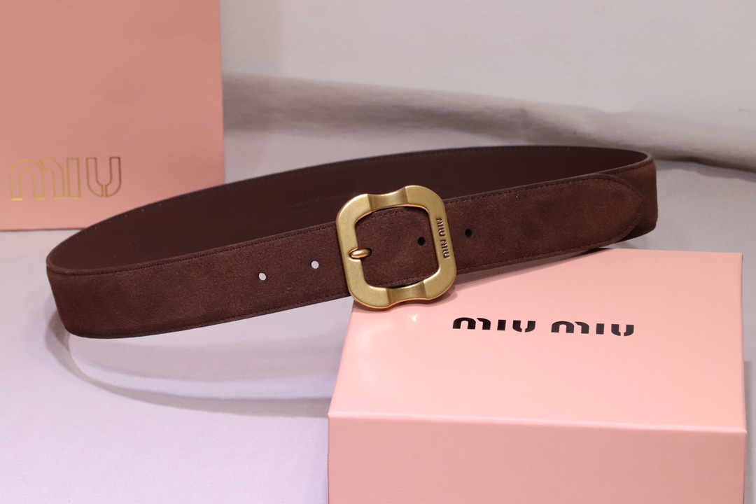 
缪缪 miumiu专柜新款 完美11复刻精品复古镏金扣
这款皮革腰带是提升别致造型品味的理想之选。醒目