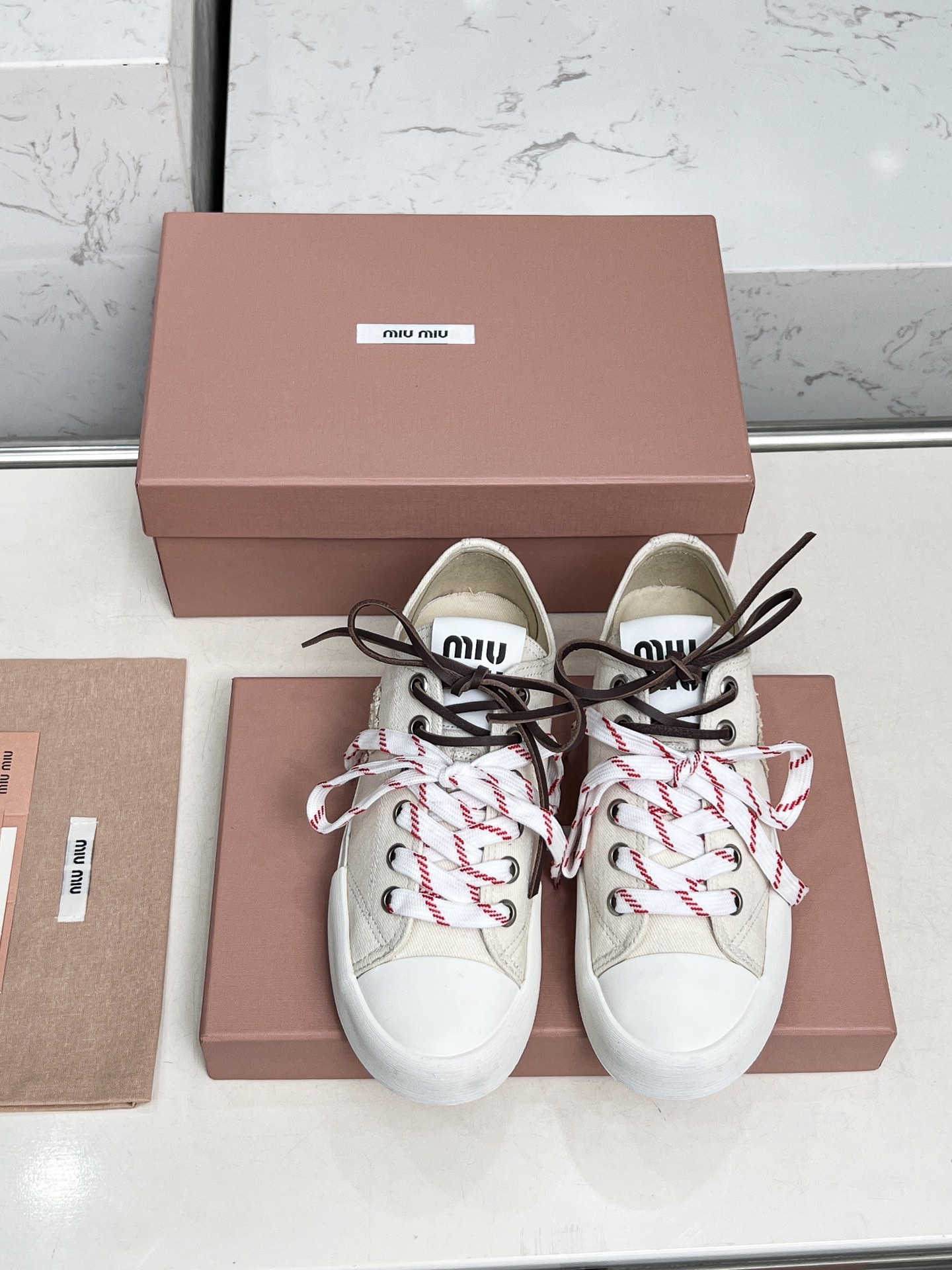 NO:249115,Miumiu's latest show in 25 years, classic upgrade, comfort and fashion coexist, classic black and white style versatile soft sole soft design ♀ Good breathability, it looks good whenever you wear it, design matches different styles, original custom fabric upper lining: original custom sheepskin lining, original mold opening non-slip sole Shoe size: 35-40, casual shoes/sports shoes, miumiu, sneakers, sheepskin19860909miumiu25年最新走秀款,经典升级 舒适度与时髦度并存经典黑白款百搭软底软面设计♀透气性好,随便怎么穿都好看,设计搭配不同风格需求 鞋面原版定制布 内里: 原版定制羊皮内里 大底原版开模防滑大底 鞋码: 35-40,休闲鞋/运动鞋,miumiu,sneakers,sheepskin,Women's Shoes