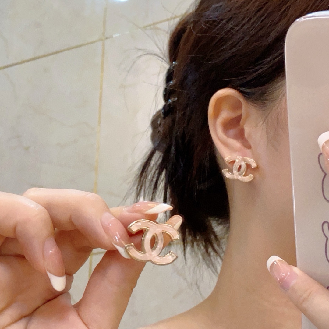 NO:110664,New Chanel Xiaoxiang, high-end light pink earrings, new earrings are available simultaneously in the counter. The original consistent material is matched with sterling silver needle earrings. The fine work is made to create the highest cost-effectiveness and highest quality earrings on the entire network, which is particularly good-looking!  It's so beautiful!  Suitable for all kinds of festive occasions, fine jewelry, chanel, earrings, pure silver19860909新款Chanel 小香 高级浅粉色耳钉 专柜同步上新 耳环 原版一致材质搭配纯银针耳环 精工细作打造全网最高性价比最高品质上耳效果特别好看！简直美腻了！适合各种喜庆场合,饰品精品,chanel,earrings,pure silver,Jewelry