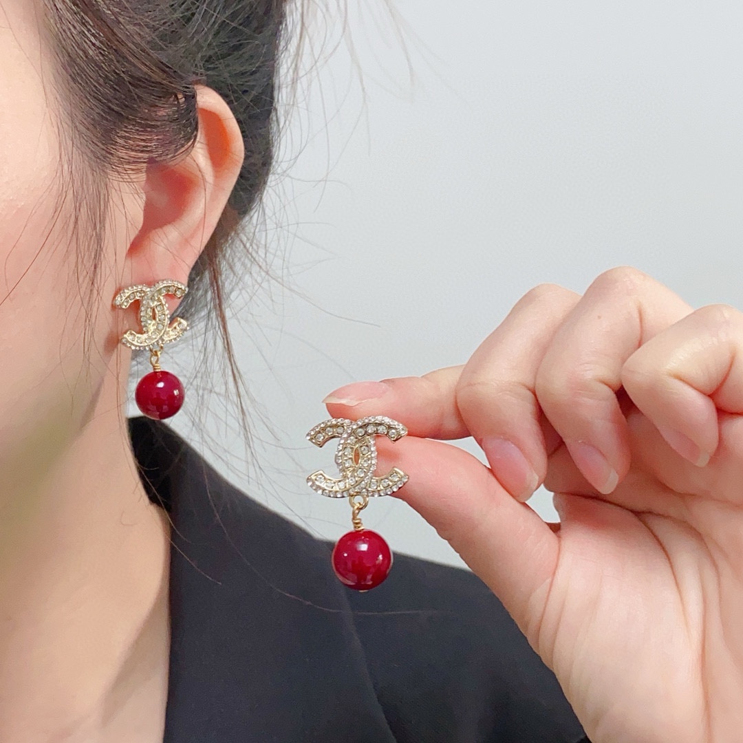 NO:111283,New high-end Chanel Xiaoxiang Double C Simple New Year Red Diamond Red Pearl Pendant Earrings This earring is really super beautiful, simple to look at but good to wear, even small earlobes like me are very okzp upper ears are super elegant and suitable for all occasions, jewelry quality, chanel, earrings19860909新款上市高端Chanel 小香双C简约新年红镶钻红色珍珠吊坠耳钉这款耳环真的超级美看着设计简单但是佩戴效果好看到爆就连我这种小耳垂的也很okzp上耳超气质优雅适合各种场合,饰品精品,chanel,earrings,Jewelry