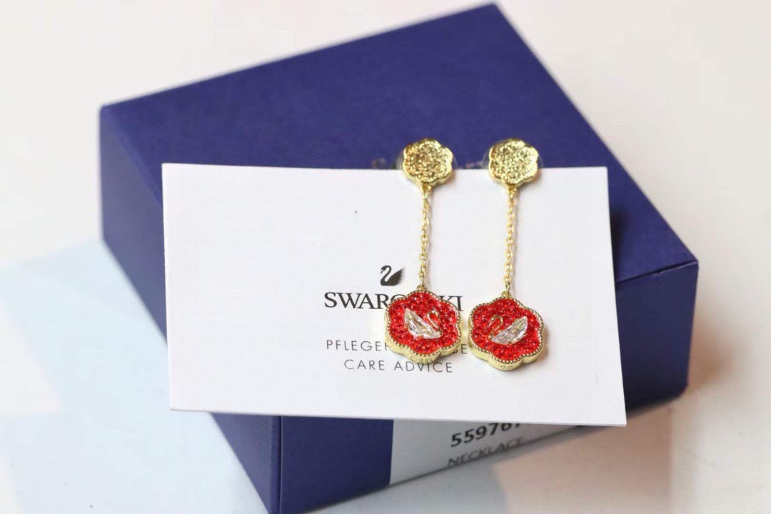 ❤️85包邮/原单代购级别
施华洛世奇swarovski 花开耀吉 红色天鹅耳环

这款精致而寓意吉祥的耳环十分百搭，是为日常穿搭增添一抹亮色的绝佳之选，也是纪念特殊场合的理想礼物。