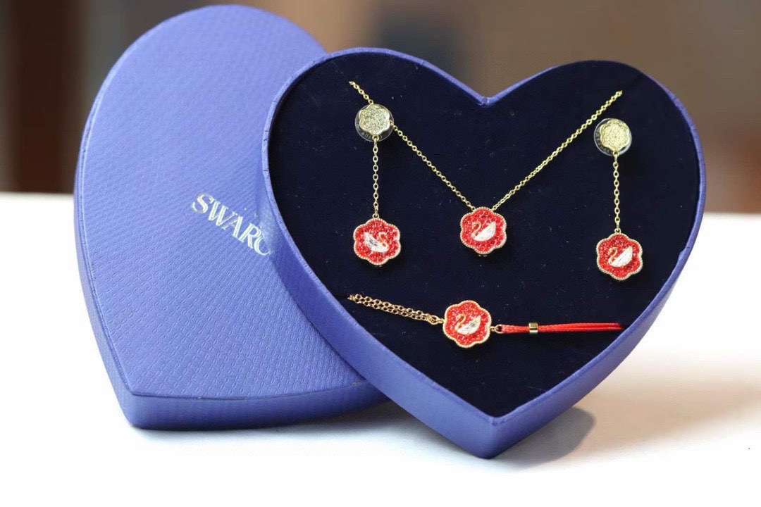 ❤️85包邮/原单代购级别
施华洛世奇swarovski 花开耀吉 红色天鹅耳环

这款精致而寓意吉祥的耳环十分百搭，是为日常穿搭增添一抹亮色的绝佳之选，也是纪念特殊场合的理想礼物。