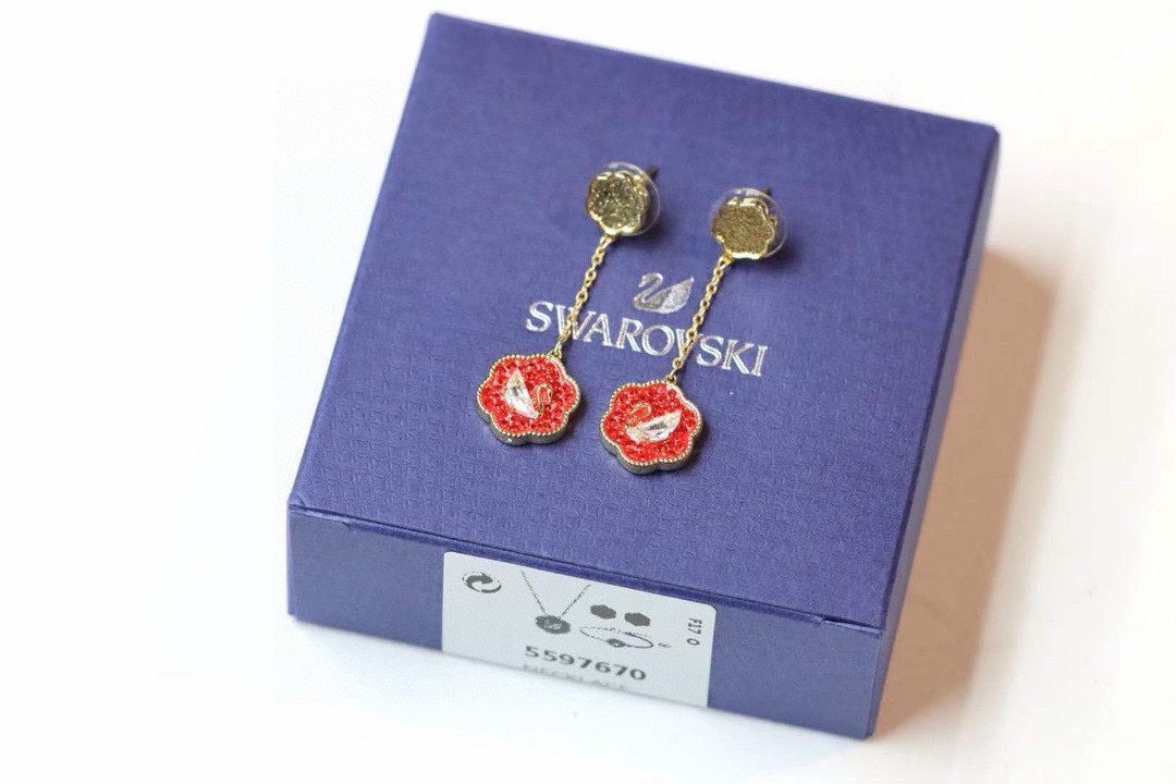 ❤️85包邮/原单代购级别
施华洛世奇swarovski 花开耀吉 红色天鹅耳环

这款精致而寓意吉祥的耳环十分百搭，是为日常穿搭增添一抹亮色的绝佳之选，也是纪念特殊场合的理想礼物。