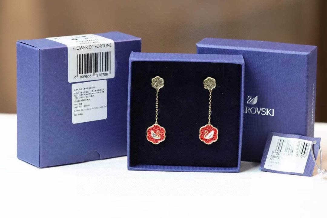 ❤️85包邮/原单代购级别
施华洛世奇swarovski 花开耀吉 红色天鹅耳环

这款精致而寓意吉祥的耳环十分百搭，是为日常穿搭增添一抹亮色的绝佳之选，也是纪念特殊场合的理想礼物。