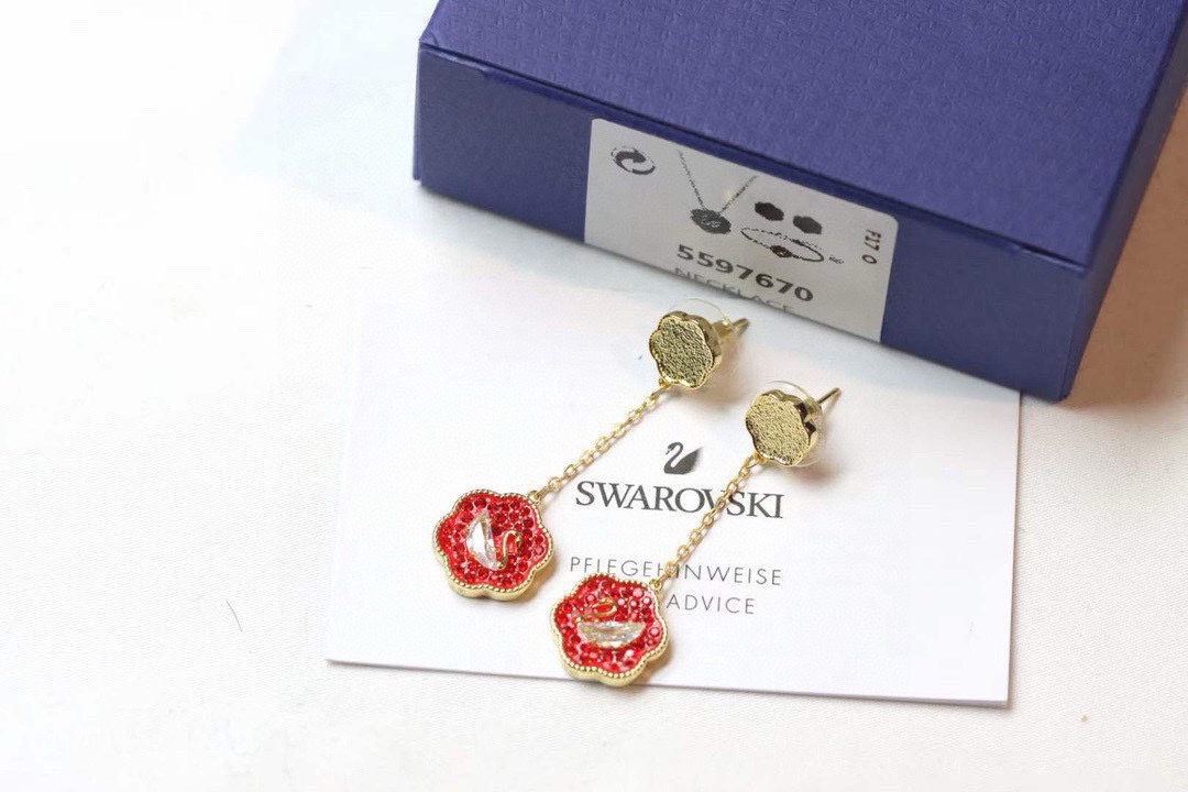 ❤️85包邮/原单代购级别
施华洛世奇swarovski 花开耀吉 红色天鹅耳环

这款精致而寓意吉祥的耳环十分百搭，是为日常穿搭增添一抹亮色的绝佳之选，也是纪念特殊场合的理想礼物。
